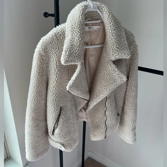 ASTR the Label Brooklyn Faux Fur Moto Jacket in Ivory Size Small Pre-Loved - Picture 2 of 13